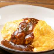 和牛のトマト煮込みをベースにしたビーフライスに同じく和牛のスープからつくった自家製デミグラスをかけたオムライス。とろーり半熟玉子に和牛の旨みがたっぷりつまった濃厚な味わい。

