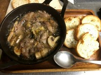 和牛スジ肉と岡山のマッシュルームをオリーブオイルでグツグツと。