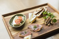 岡山県吉田牧場さんのカチョカバロチーズを鉄板でカリカリモチモチに焼き上げました！