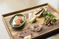 岡山県吉田牧場さんのチーズの盛り合わせ
味の濃ーいチーズをお楽しみください！