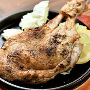 炭火で炙る鶏肉は驚くほどしっとりジューシーな食感です。その秘密が、鰹の風味をしっかりと引き出した醤油ベースのタレでじっくりと煮込むこと。親鳥とひなの2種類があり、食べ比べも楽しめます。