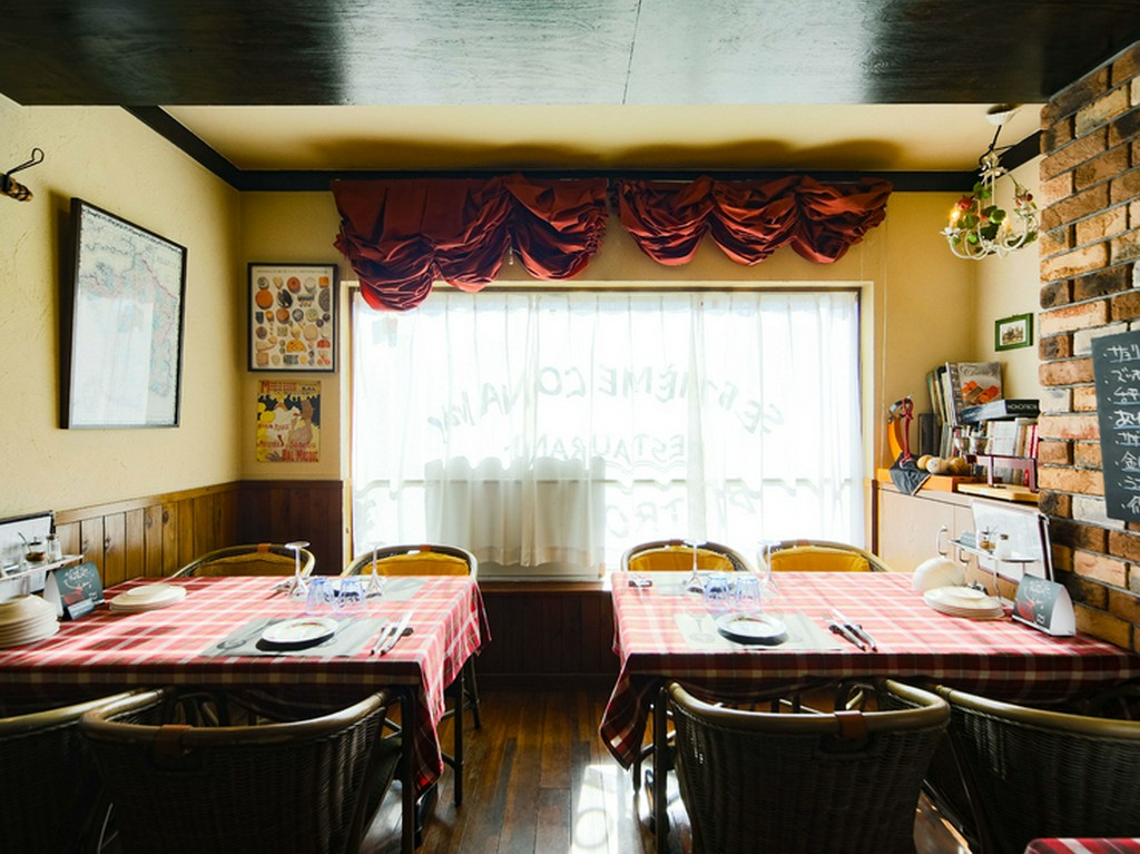 パリのお店にいるよう。お洒落で温かみのあるテーブル席