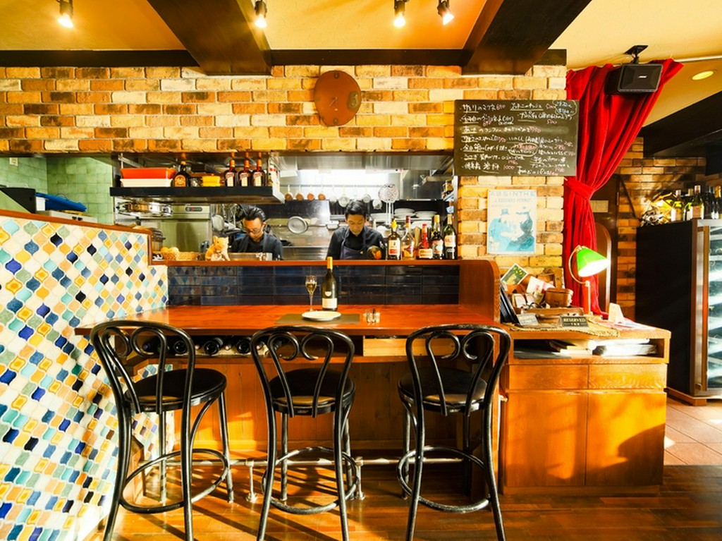 カウンター席は3席。厨房の臨場感が味わえます