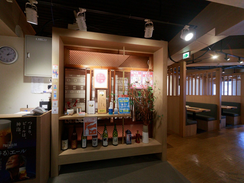 お店はビルの5階。エントランスは広々としたスペース