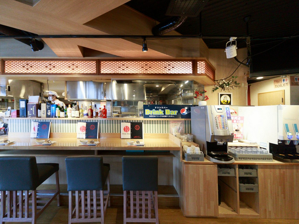 気軽に利用できるカウンター席。少人数はもちろんお一人様でも