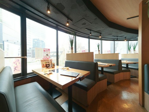 窓際のテーブル席からは渋谷の街が一望できる