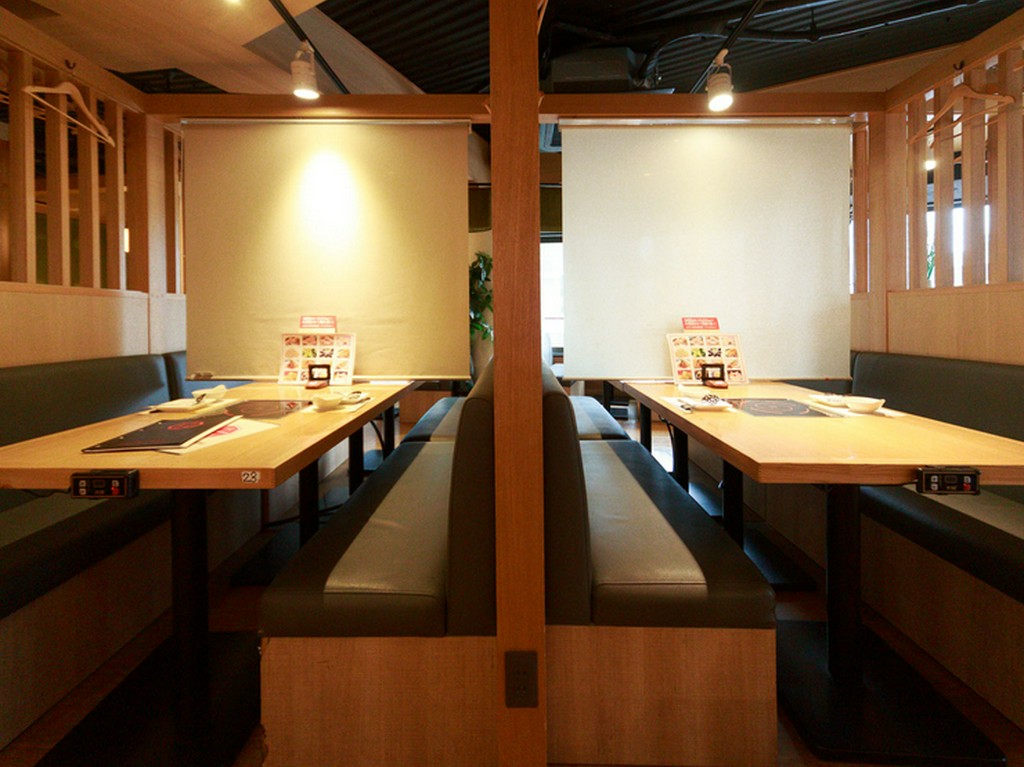 仕切りをおろせるので使い勝手がいいテーブル席