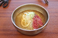 お得なランチメニューも豊富に取り揃えております！
新作のペッパーレモン冷麺は、清涼感たっぷりのすっきりした味わい。がっつりお肉を食べた後にぴったり！女性にも人気の一品です。