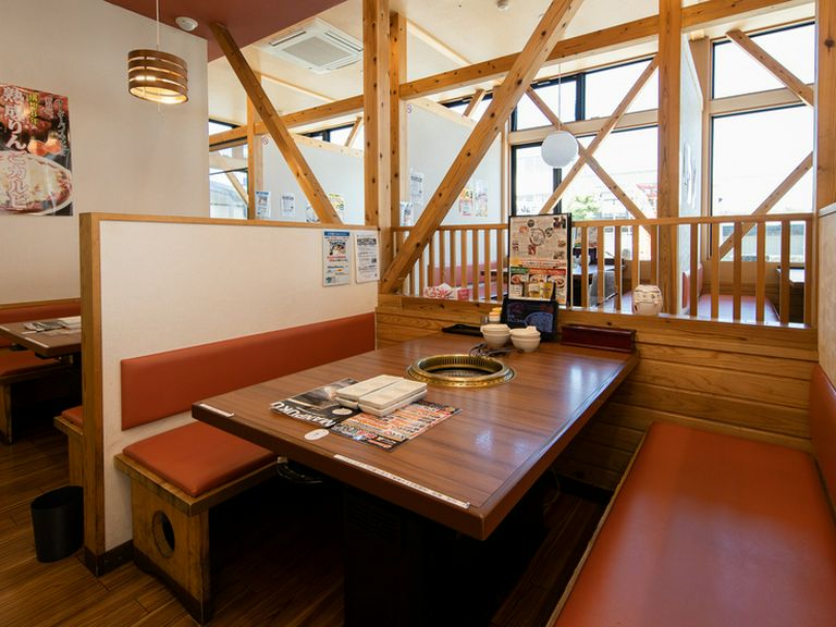 家族や友人との食事に適した、居心地の良い広めのソファー席