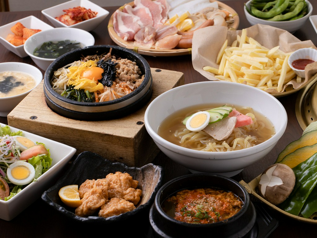 こだわりの『石焼ピビンバ』のほか、サイドメニューが充実