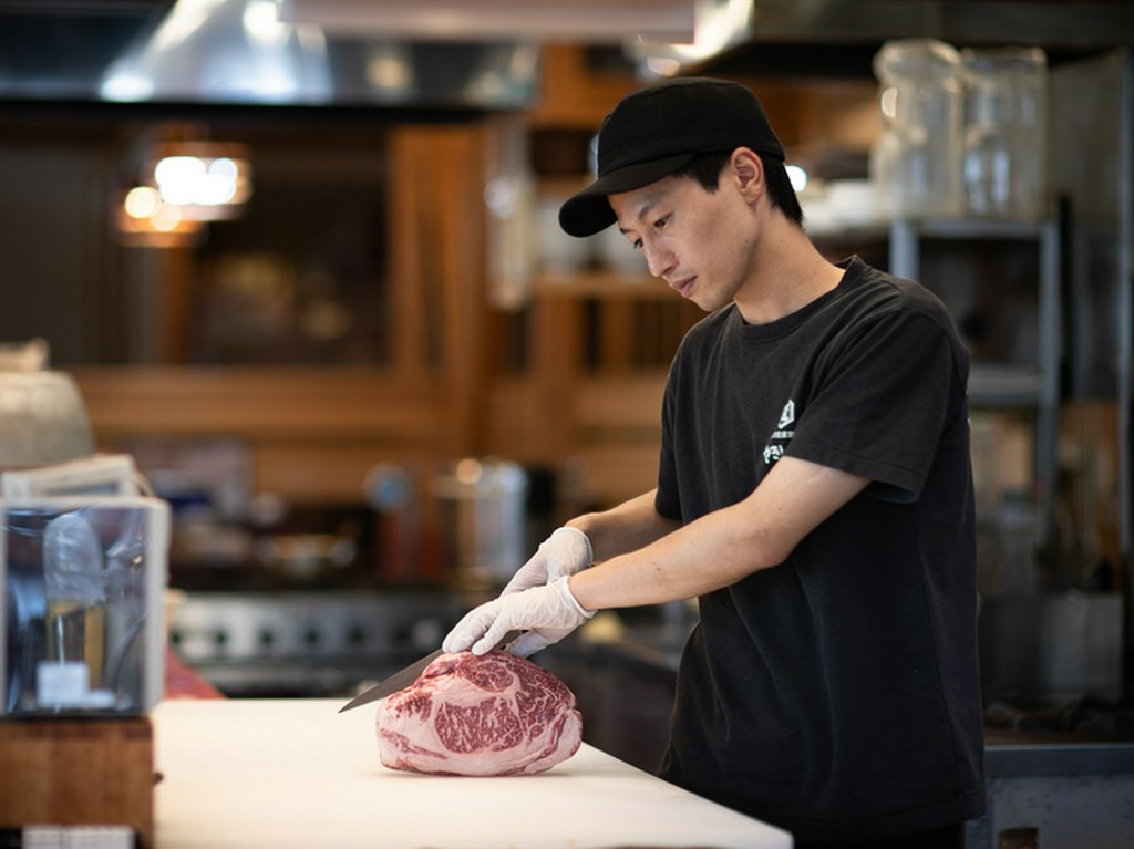 素材に合わせて手切り。肉の魅力を最大限に引き出す高度な技術