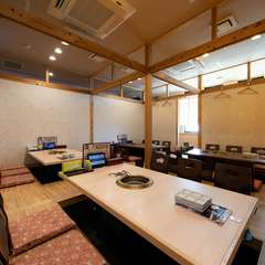 2階掘りごたつ席は55席。会社宴会や同窓会など大人数での宴会に