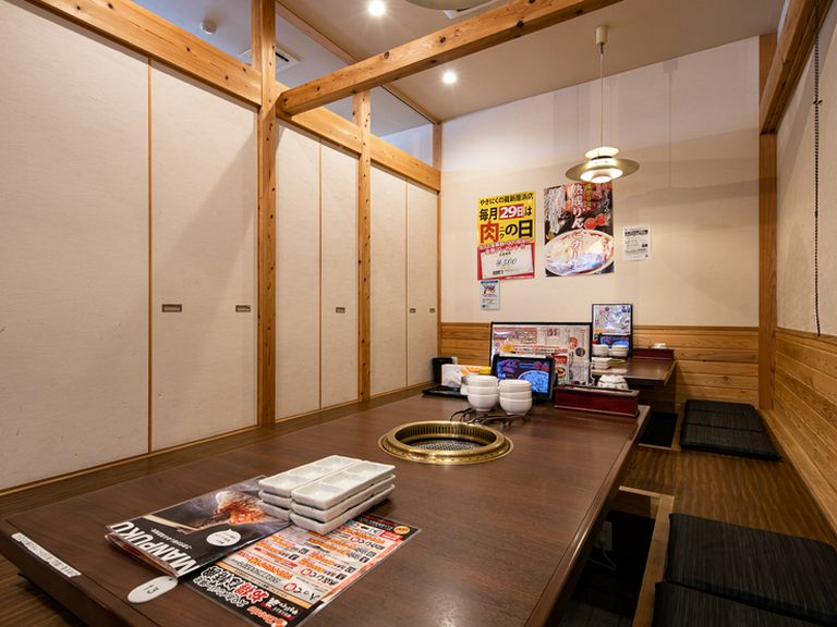 仕切りを入れて6名用の半個室としても使える、1階掘りごたつ席