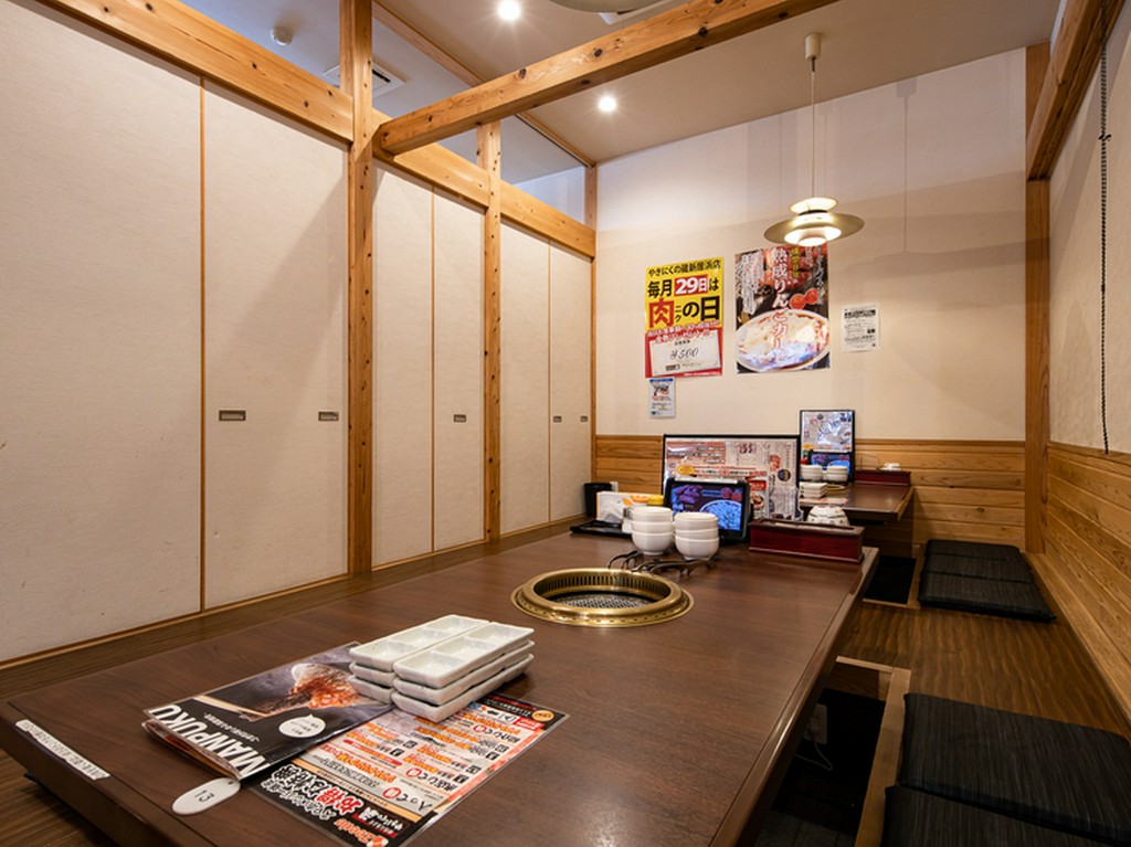 仕切りを入れて6名用の半個室としても使える、1階掘りごたつ席