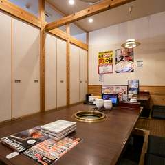 仕切りを入れて6名用の半個室としても使える、1階掘りごたつ席