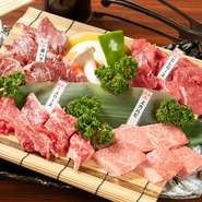精肉問屋の強みが活かされた、選りすぐりの部位4種盛り。ウエットエイジングという専門店ならではの技術によって熟成された、柔らかな並ハラミ、あっさりとしたヒレロースに加え、上カルビ、上ロースも味わえます。