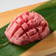 牛一頭から200g程度（約2人前）しかとれない希少な部位。料理人が手切りでスジを取り除き、カットを工夫することで、食べやすく柔らかな食感に仕上がっています。花が咲いたような華やかなヴィジュアルも素敵。