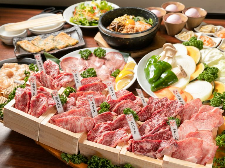豪華な肉の舟盛も! 宴会に最適なコース料理が充実