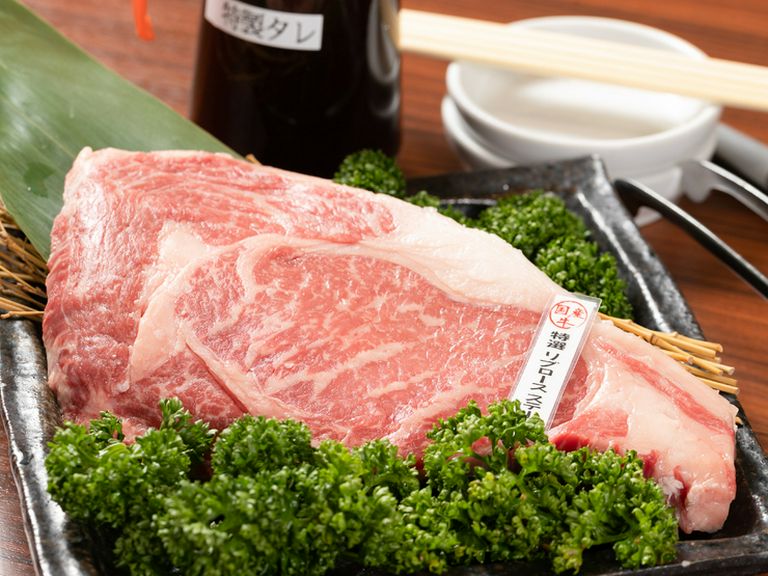 とろけるような食感を味わえる『特選厚切りリブロースステーキ』