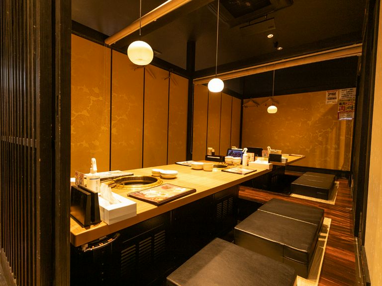 和モダンな掘りごたつ式の個室は、2〜10名まで利用可