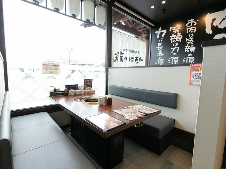 ゆったり座れるソファー。肉バルのようなオシャレなテーブル席