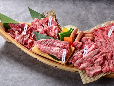 厚切りハラミステーキをはじめ人気の赤身肉が集結。家族での利用にぴったりな『家族盛り（大）』