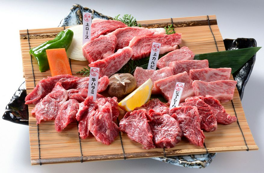 店一番の人気セットはこちら!  国産牛ならでの旨みが味わえる『蔵のおすすめ4種盛り』