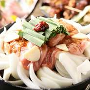 プリっとした食感の千葉県産の新鮮なホルモン。鉄板で香りを楽しみながらじっくり焼き上がりを待つ、その時間さえも至福の逸品です。