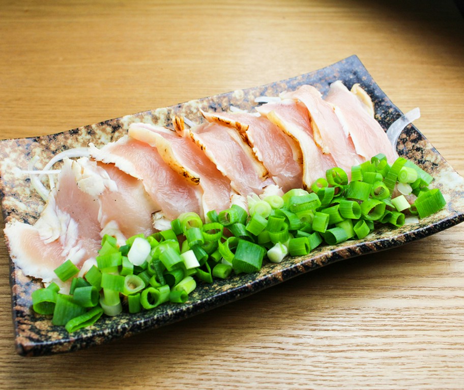 しっとりとした肉質で弾力のある鶏肉を使用『タタキネギまみれ』