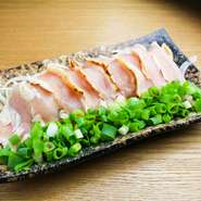 約50日間肥育した種鶏が使われています。適度な弾力と、みずみずしさを合わせ持つ絶品。九州大分の甘口醤油を、上からかけてお召し上がりください。