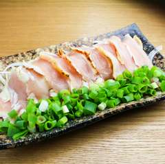 しっとりとした肉質で弾力のある鶏肉を使用『タタキネギまみれ』