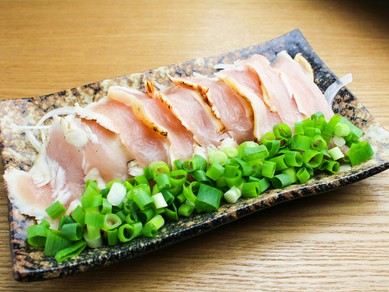 しっとりとした肉質で弾力のある鶏肉を使用『タタキネギまみれ』