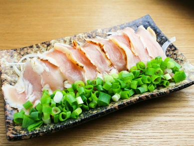 しっとりとした肉質で弾力のある鶏肉を使用『タタキネギまみれ』