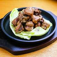 新鮮な宮崎県産ホワイトチキンを、強火の炭火で一気に焼き上げ炭の香りを強烈に纏わせた逸品。表面は香ばしく、内側はしっとり柔らかく仕上げています。