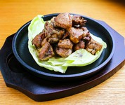 豪快に炙り上げる『宮崎県産 ホワイトチキン 　ごろごろ焼き』