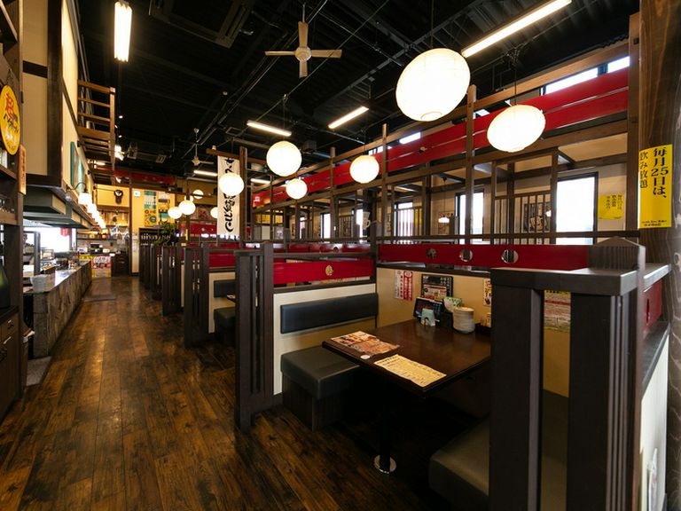 ブラウンに赤色のアクセントカラー