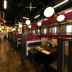 ブラウンに赤色のアクセントカラー