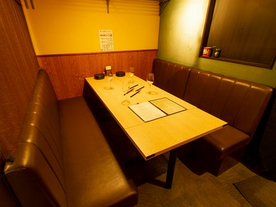 温かみのあるアットホームな店内でくつろぐ