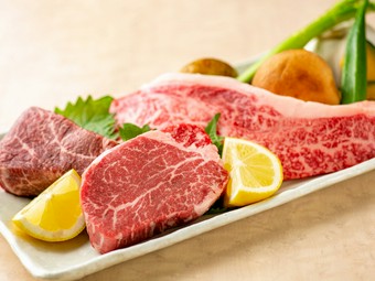 目の前の鉄板で焼く臨場感も満喫『熊本県産味彩牛』