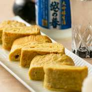 卵と鶏ガラスープを混ぜ合わせた卵液を鉄板で見事に形づくっていく人気メニュー。高温で一気に焼き上げていくのでふっくらとした食感とジューシーな旨みを楽しめます。