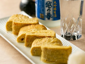 目の前で美しく巻き上げられていく職人技は必見『鉄板だし巻き』