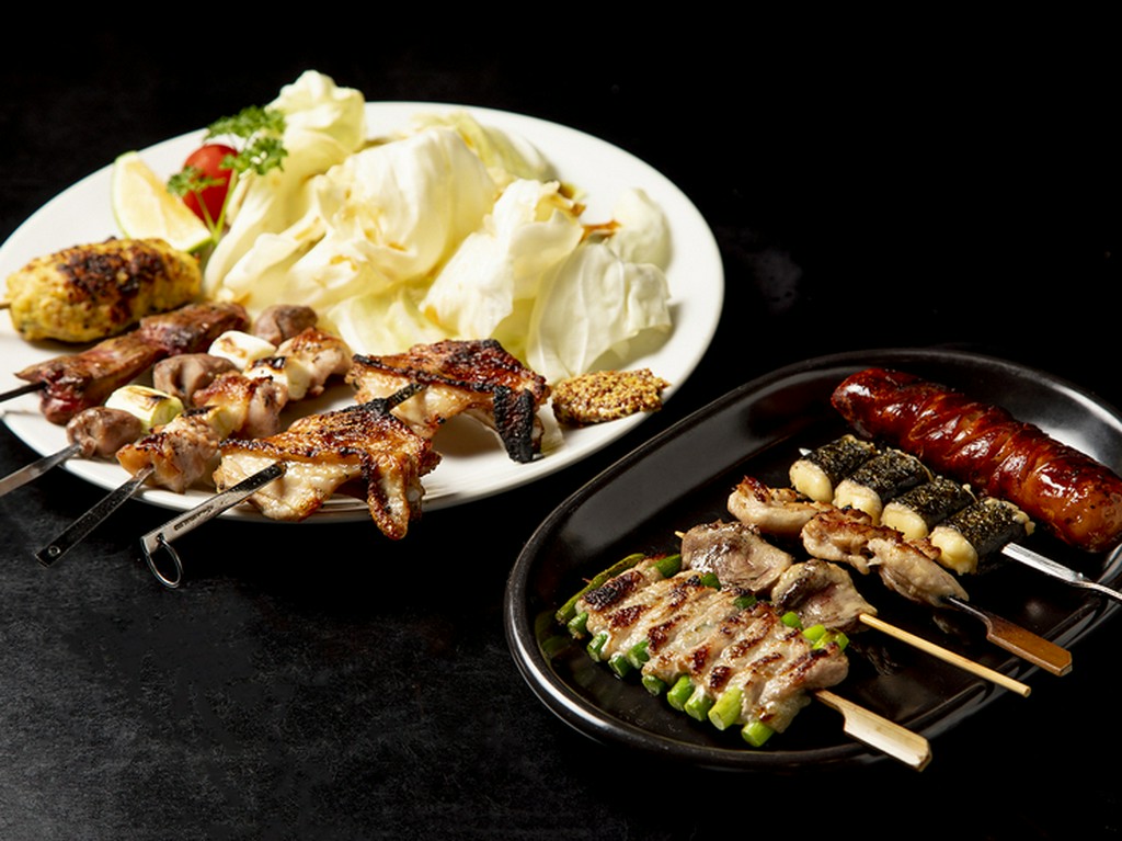 炭火焼の香ばしさを楽しむ『ニンニクの芽、心臓、皮』