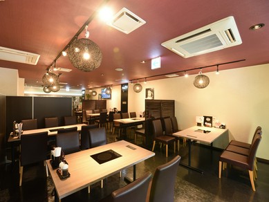 温かみのあるアットホームな店内でくつろぐ