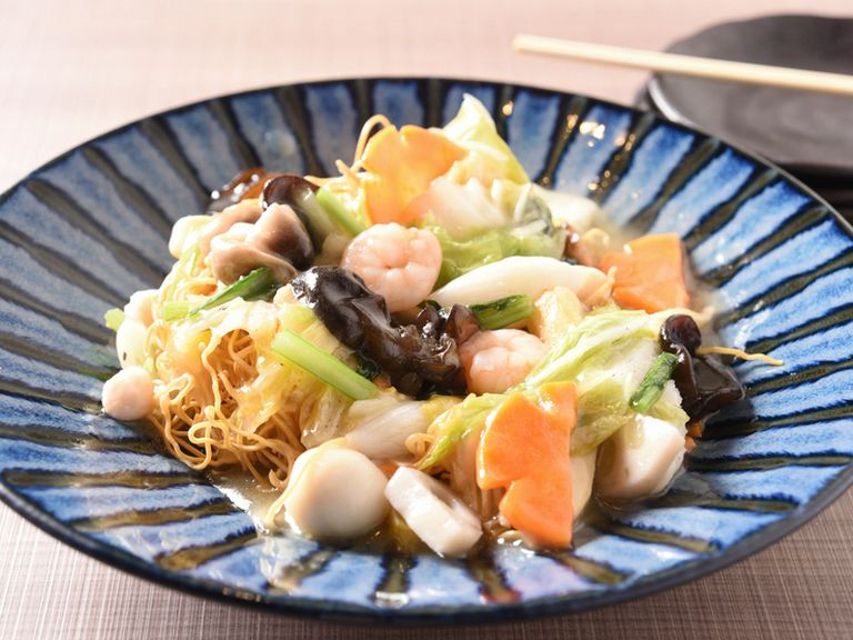 海鮮と野菜がふんだんに使われて食べやすい『海鮮あんかけかた焼きそば』