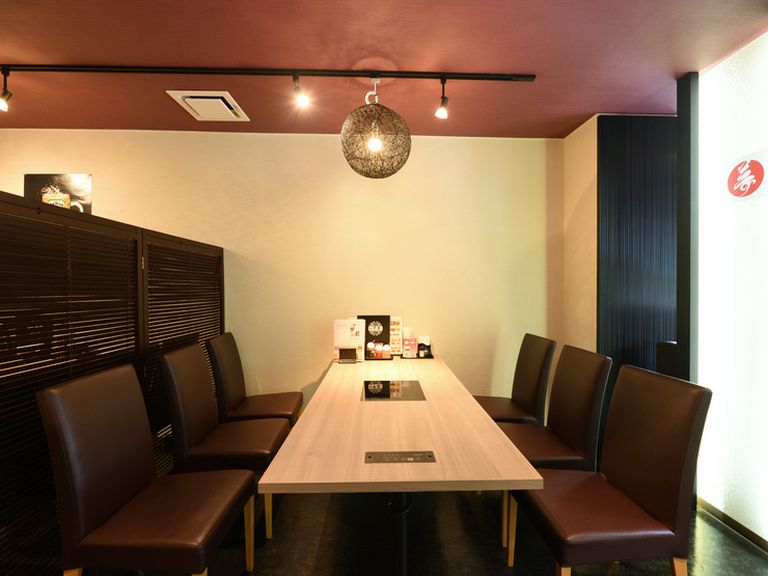 テーブル席も広めにつくられ座りやすい