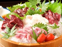 5点盛り！　桜肉の美味しさをそのまま味わえる『馬刺し　特盛り合わせ』