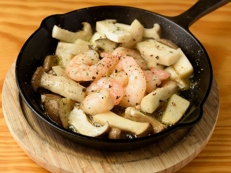 ワインとの相性抜群な『エビとエリンギのアヒージョ』