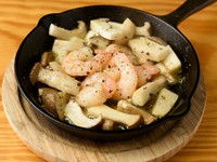 ワインとの相性抜群な『エビとエリンギのアヒージョ』