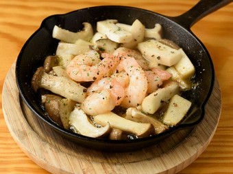 ワインとの相性抜群な『エビとエリンギのアヒージョ』