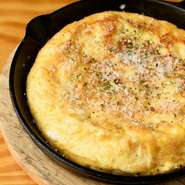 一見シンプルながら、食べると濃厚な味わい。ジャガイモ、ニンニク、オリーブオイルに加え、削ったパルミジャーノ・レッジャーノも入っています。具材が重なり合い、コク深いおいしさが楽しめます。